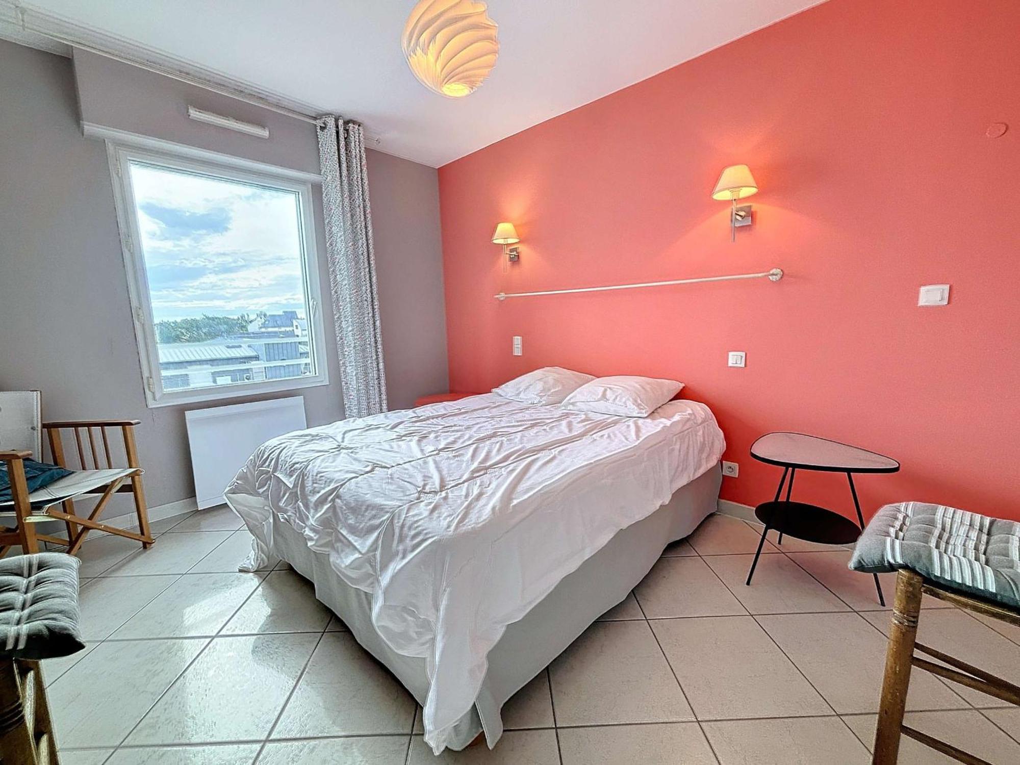 A 300m De La Avec Balcon Et Parking A - Fr-1-361-17