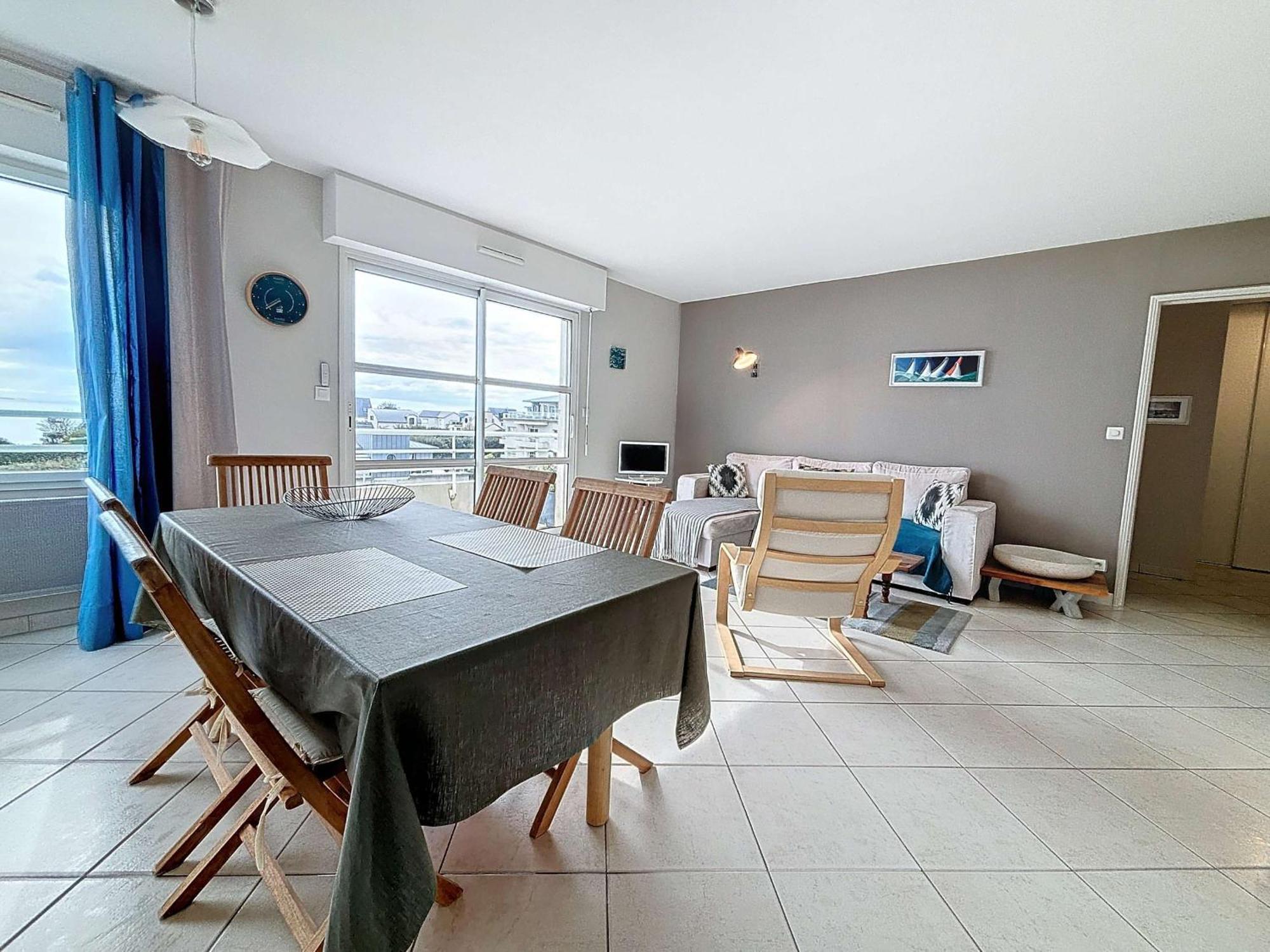 A 300m De La Avec Balcon Et Parking A - Fr-1-361-17